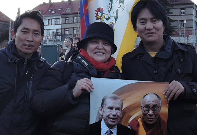 Tibeťané s místní politickou aktivistkou a autorkou blogu